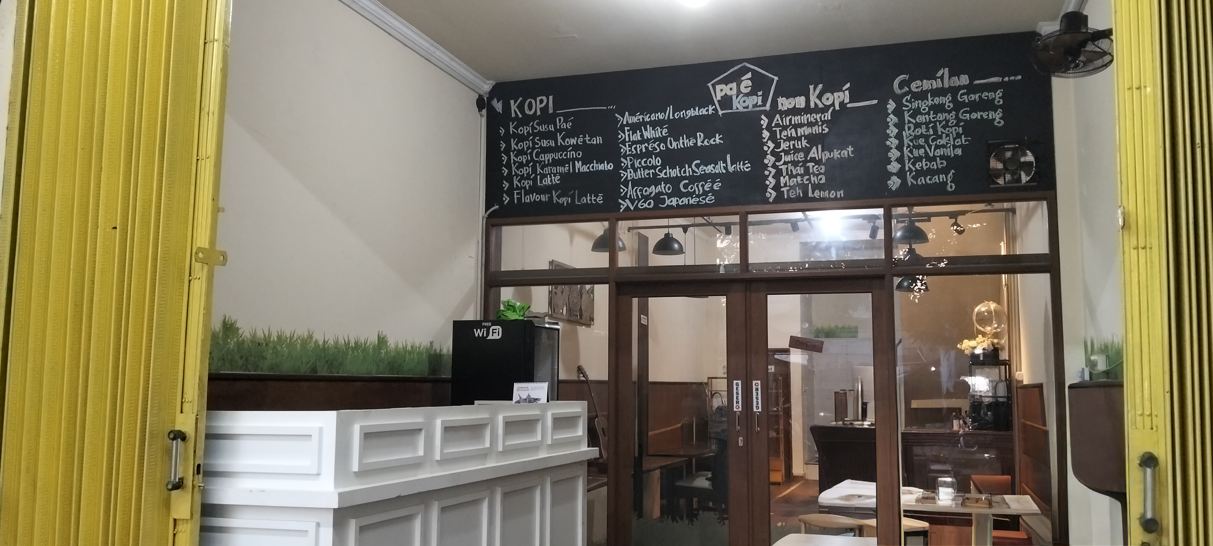 Suasana interior Kopi Paé yang nyaman